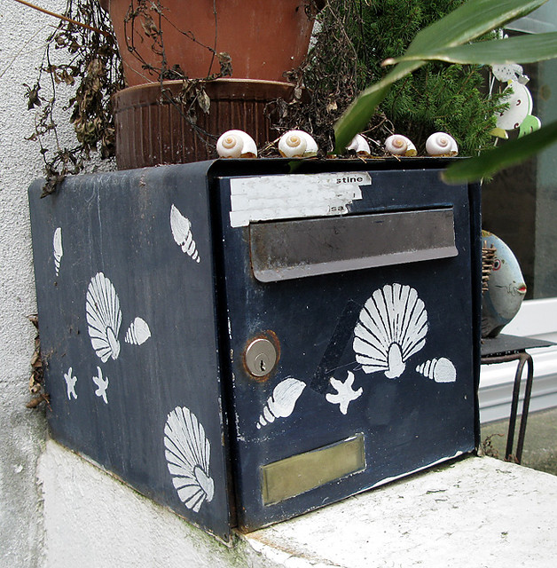 Shell themed mailbox: (Tremoult: https://www.flickr.com/photos/biphop/4058868644/)