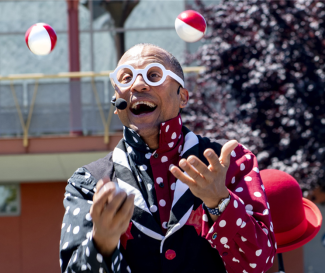 photo of Unique Derique juggling red and white balls