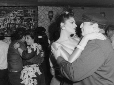 Couples dancing at 'Latio bar